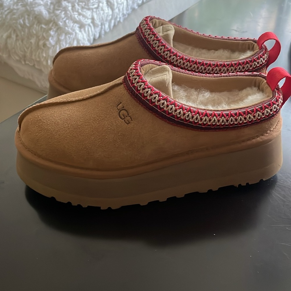 UGG - Picture 2 of 4